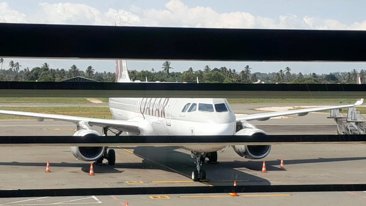 Où se trouve l'aéroport de Zanzibar par rapport aux zones touristiques ?
